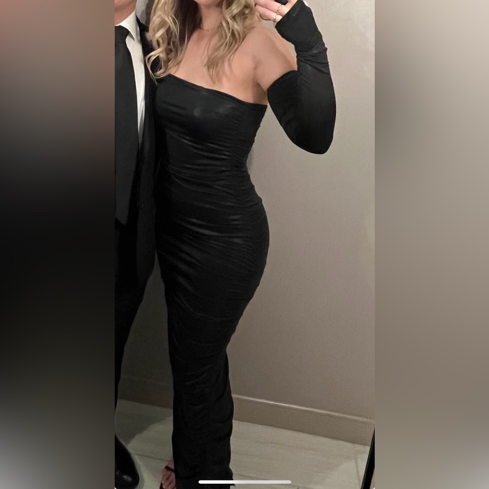 More to come - Maddy Ruched Gown in black - Picture 2 of 7